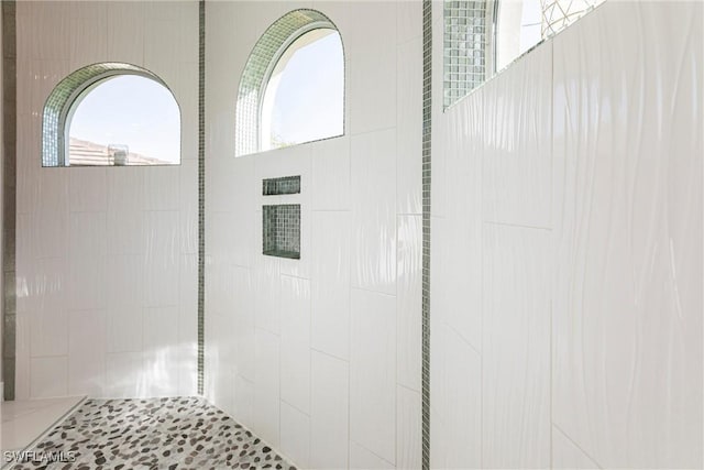 details featuring tiled shower