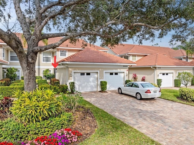 view of front facade featuring a garage