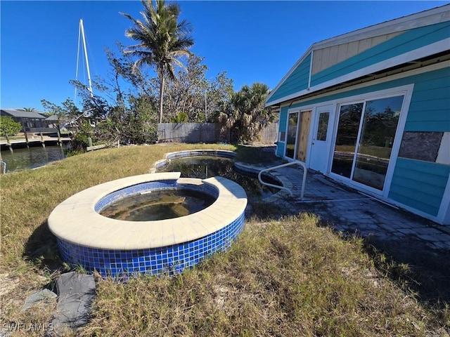 view of yard featuring an in ground hot tub