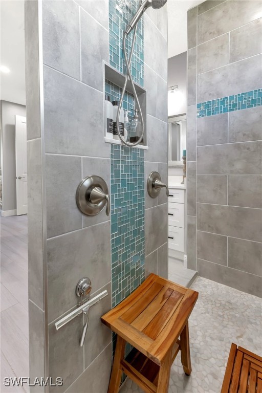 bathroom featuring tiled shower