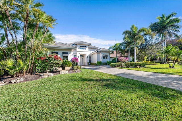 view of front of property featuring a front lawn