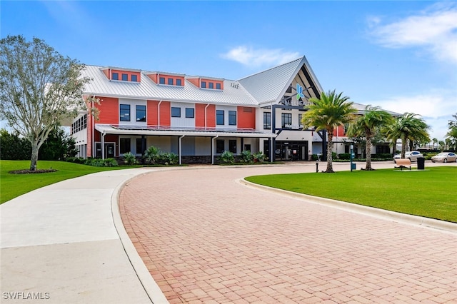 view of front of property featuring a front lawn