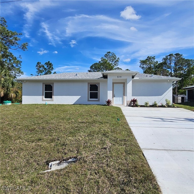 view of front facade with a front yard