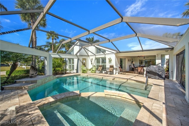 view of pool featuring a patio, a grill, an in ground hot tub, a lanai, and ceiling fan