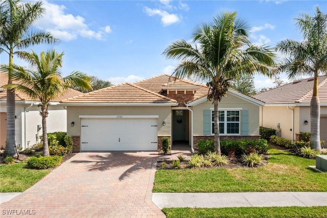 view of front facade featuring a garage and a front yard