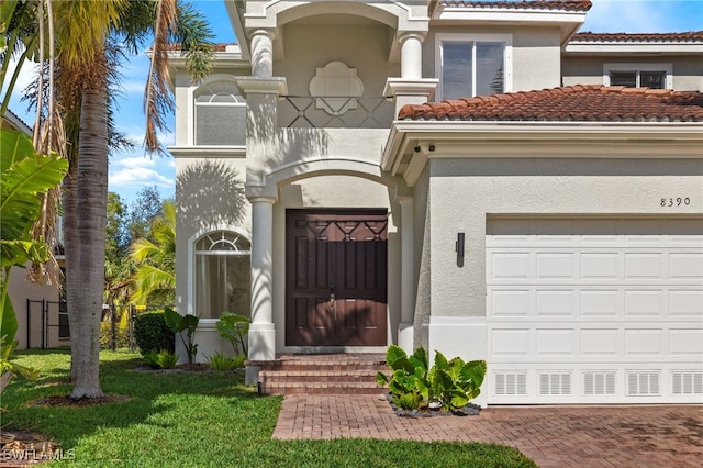 view of front facade featuring a garage and a front yard