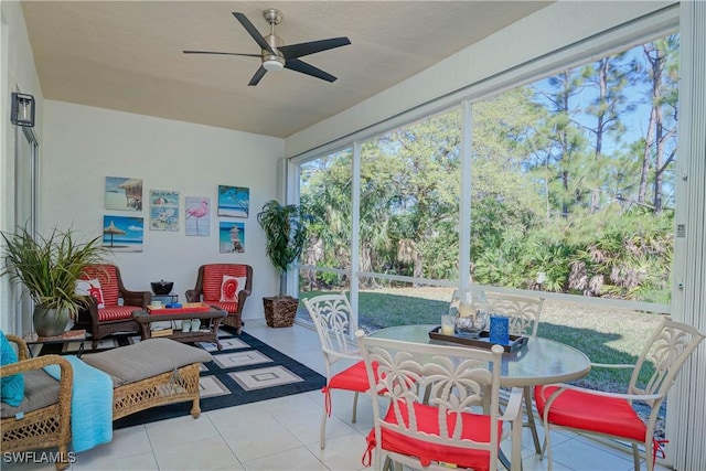 sunroom with ceiling fan