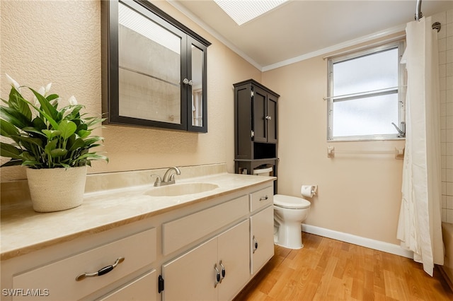 full bathroom with hardwood / wood-style floors, ornamental molding, vanity, shower / tub combo, and toilet