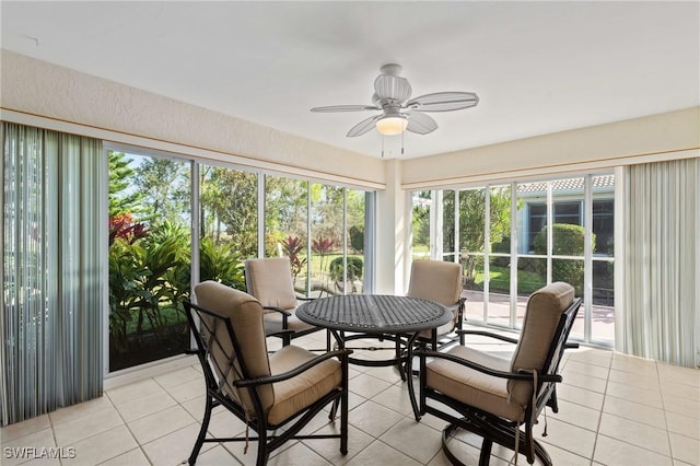 sunroom with ceiling fan