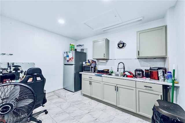 kitchen with tasteful backsplash, stainless steel appliances, gray cabinets, and sink