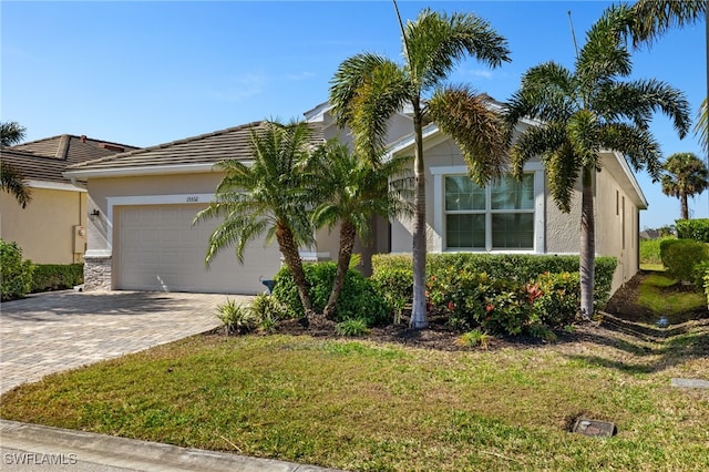 view of front facade featuring a garage and a front yard