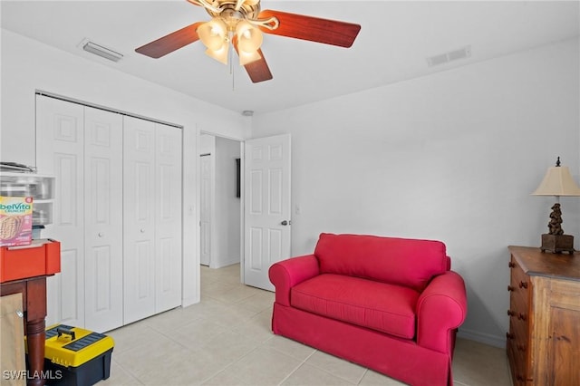 living area featuring ceiling fan