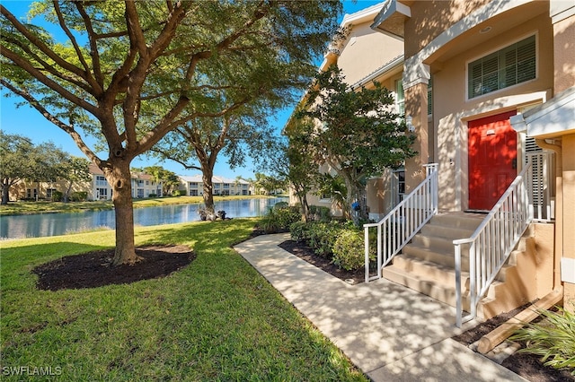 view of yard featuring a water view