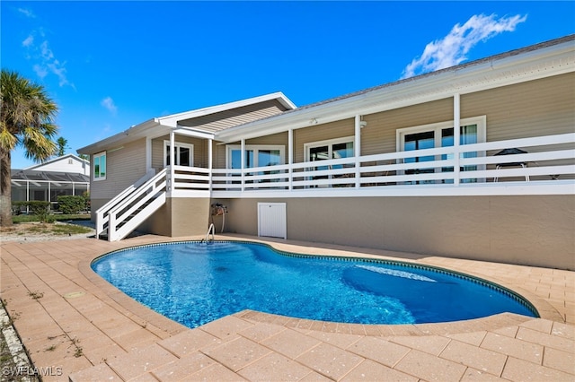 view of swimming pool