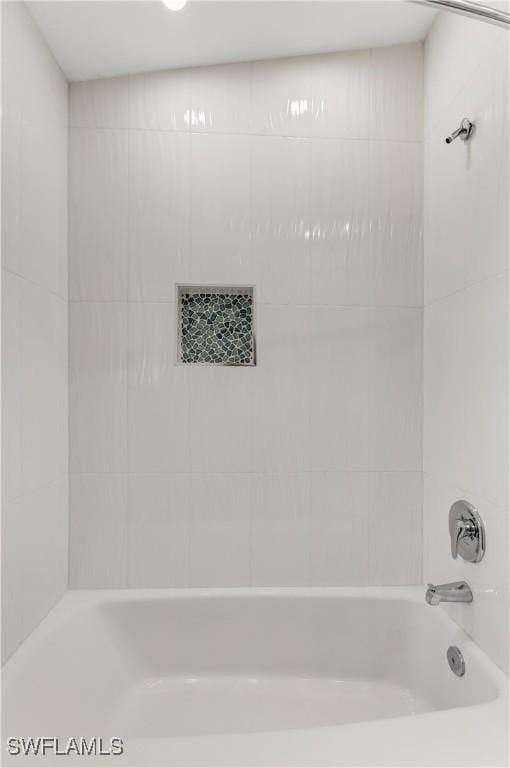 bathroom featuring tiled shower / bath combo