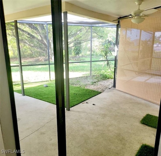 entryway featuring a healthy amount of sunlight and ceiling fan