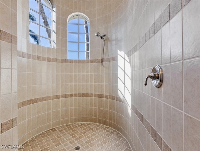 bathroom featuring tiled shower