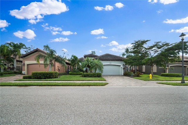 view of front facade featuring a garage and a front lawn