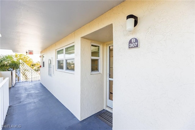 property entrance featuring a balcony