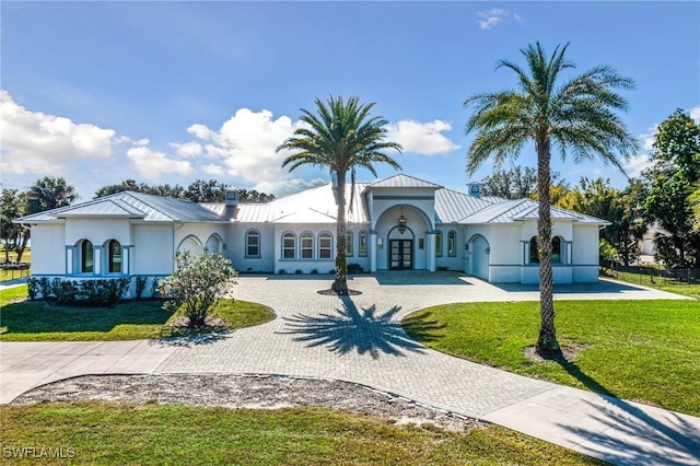 view of front facade featuring a front lawn