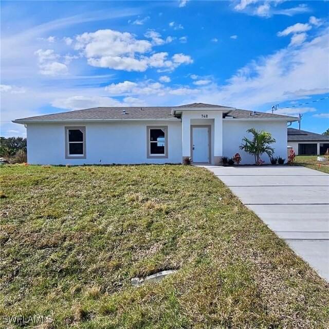 ranch-style home featuring a front lawn