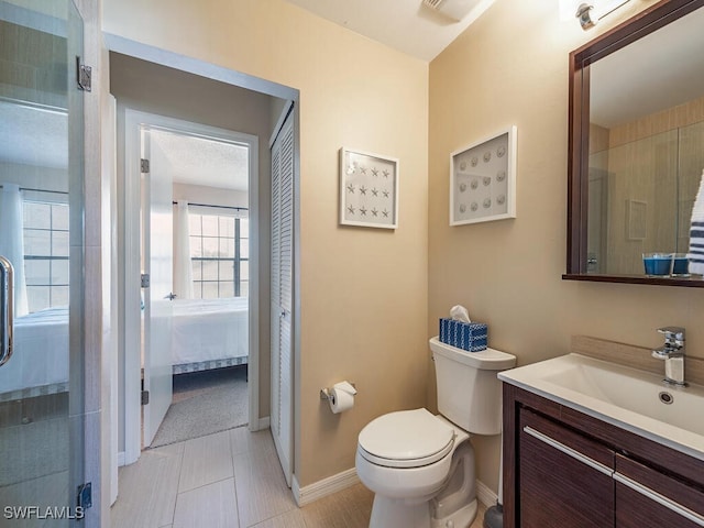 full bathroom featuring toilet, visible vents, vanity, baseboards, and ensuite bath