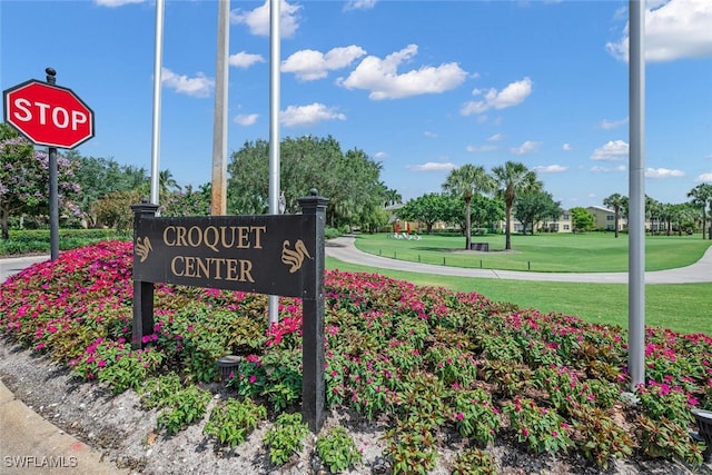 community / neighborhood sign featuring a lawn