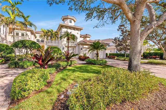 view of front facade with a front lawn