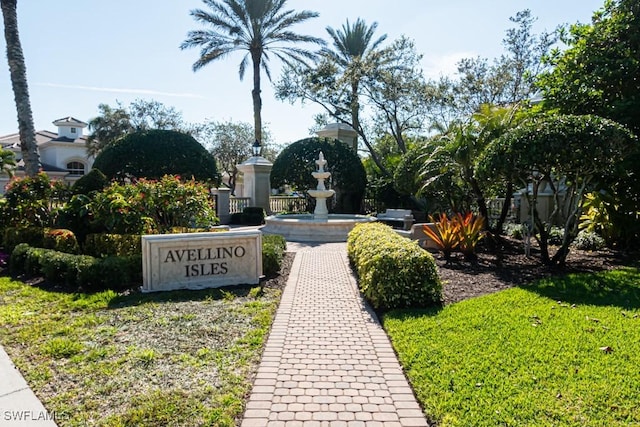 community / neighborhood sign featuring a yard