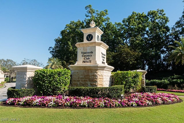 community sign with a yard