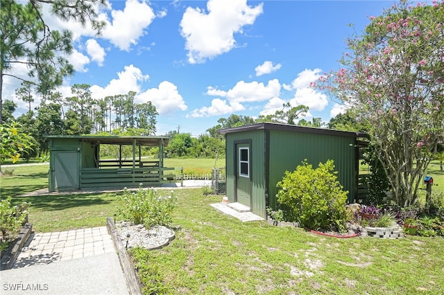 view of yard featuring a shed