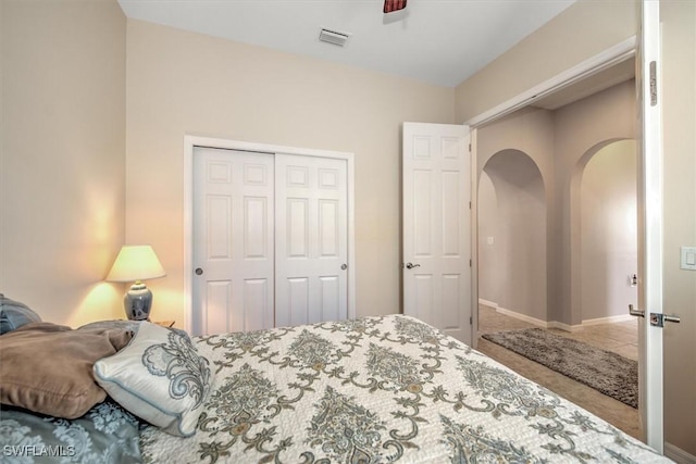 bedroom featuring ceiling fan, carpet flooring, and a closet