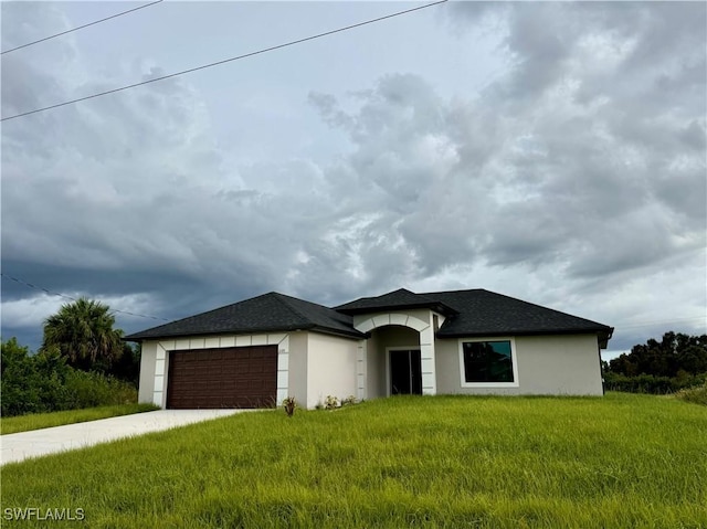 view of front facade featuring a garage and a front yard