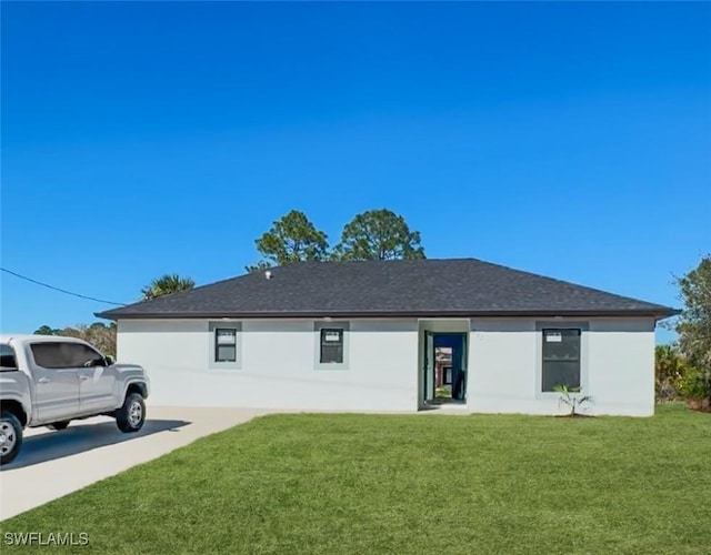 view of front of property featuring a front lawn