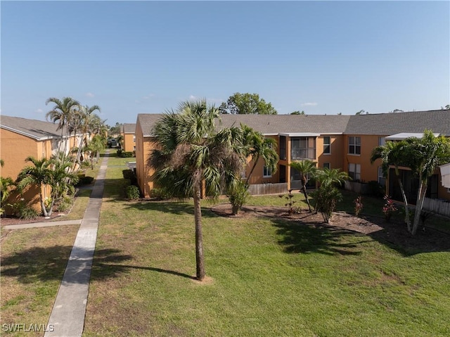 view of front of property featuring a front yard