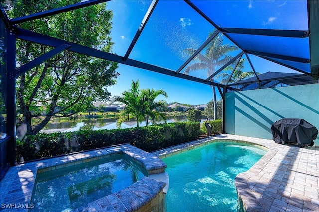 view of swimming pool featuring a lanai, an in ground hot tub, a patio, and a water view