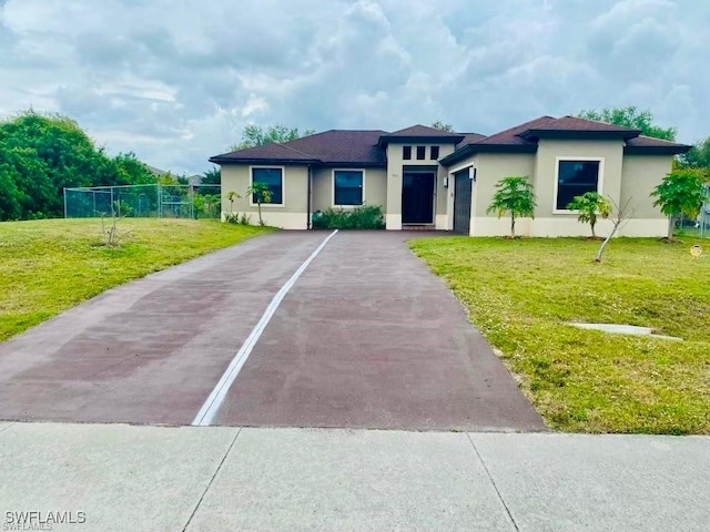 view of front of property featuring a front lawn