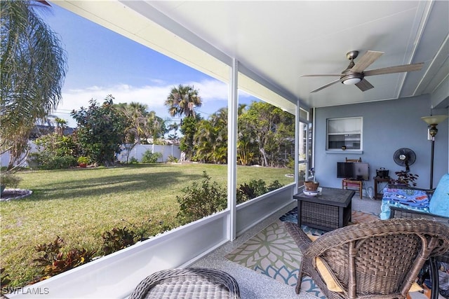 sunroom with ceiling fan