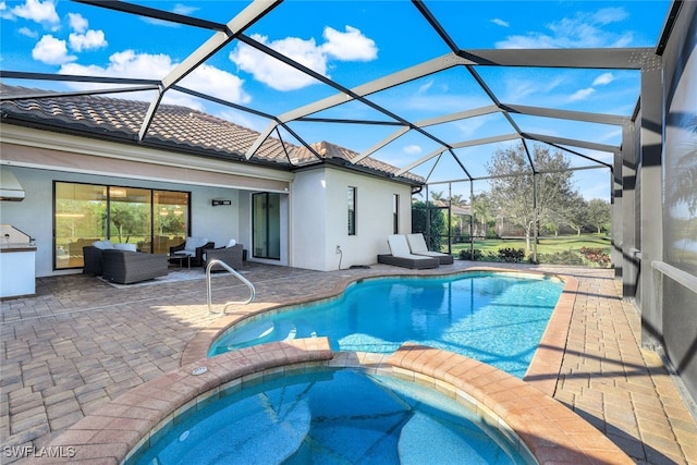 view of pool featuring an outdoor living space, an in ground hot tub, a lanai, and a patio area