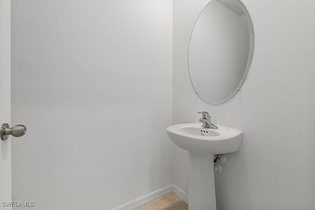 bathroom featuring sink