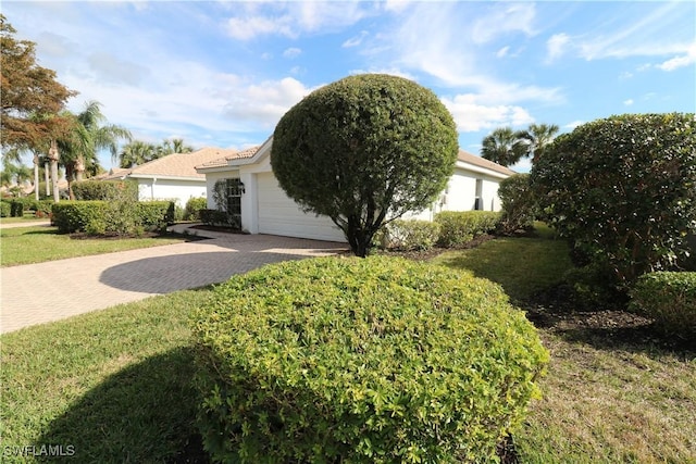 view of front of property featuring a garage and a front yard