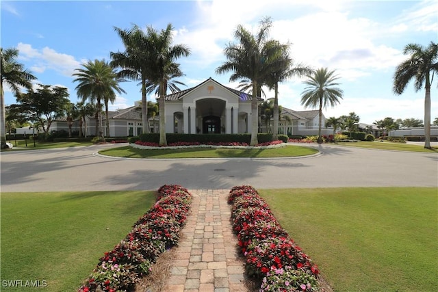 view of front facade featuring a front lawn