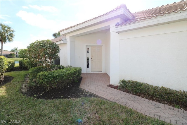 property entrance featuring a yard