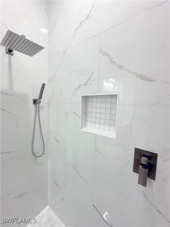 bathroom featuring tiled shower