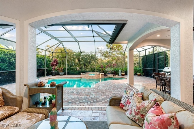 view of swimming pool featuring an in ground hot tub, an outdoor living space, a lanai, and a patio