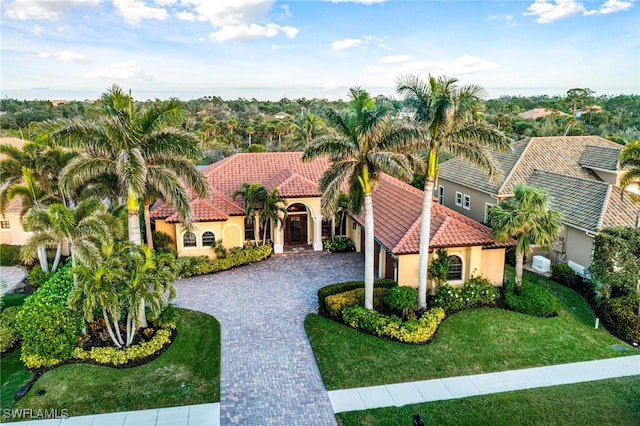 view of front of property featuring a front lawn