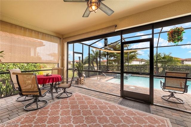 sunroom with ceiling fan