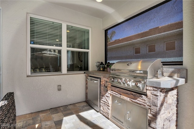 view of patio with an outdoor kitchen and grilling area