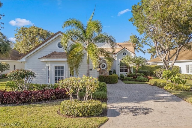 view of front of property featuring decorative driveway