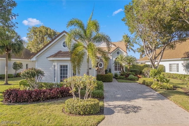 view of front of property featuring a front yard